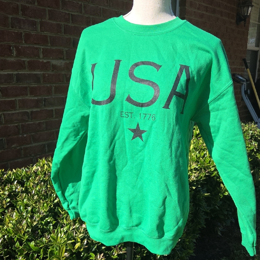 Vibrant Green Crewneck Sweatshirt with USA Design 1776 Size M